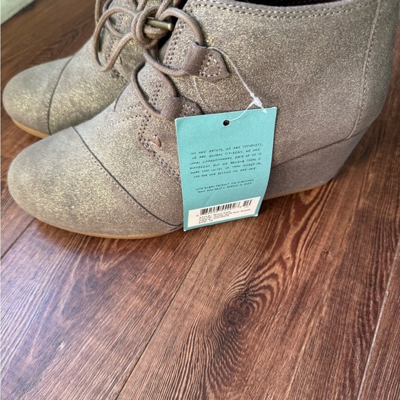 Toms Lace Up Taupe wedge genuine suede Boots. 10 W - Picture 4 of 6